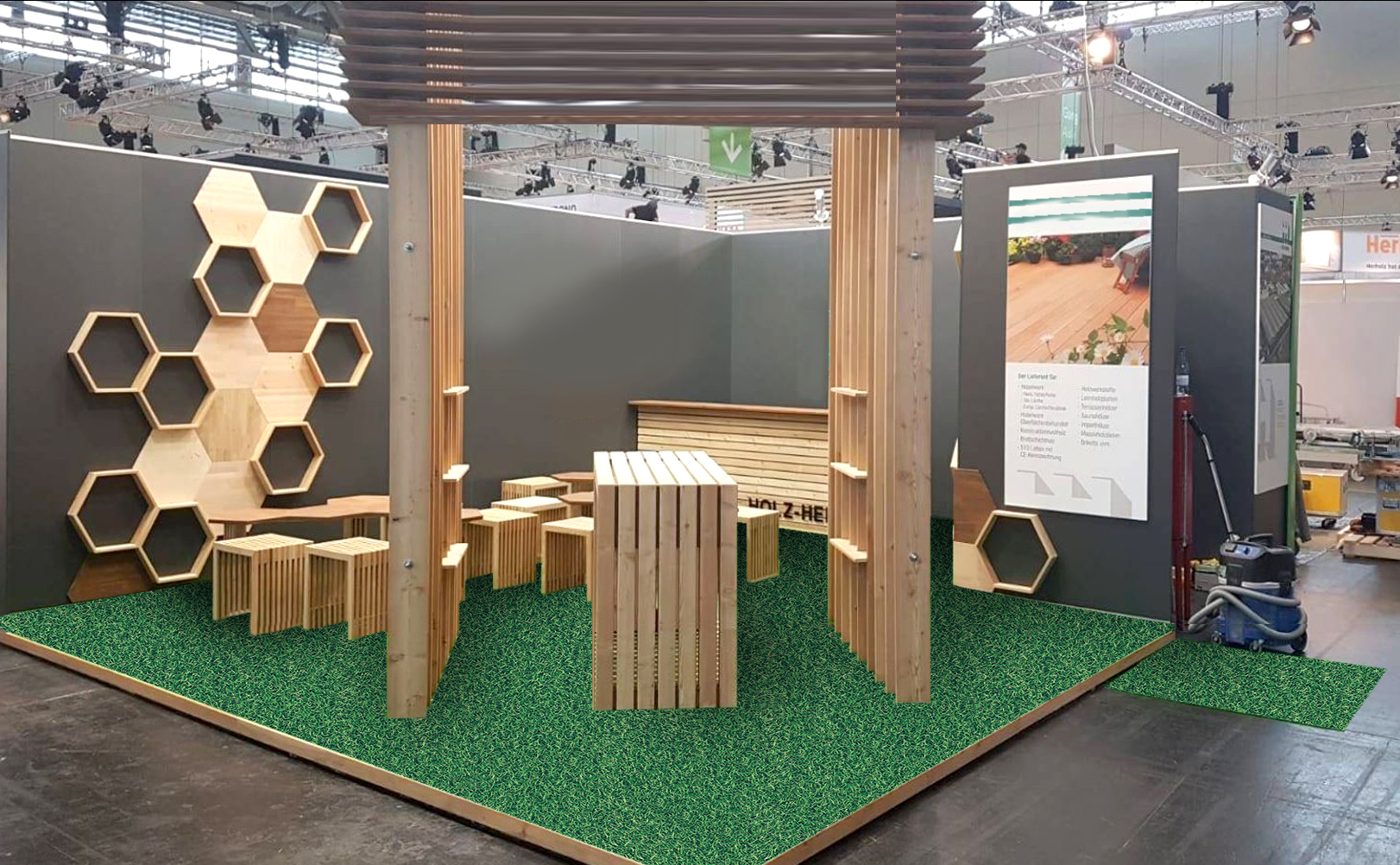 Moderner Messestand mit Holzelementen, Wabenregalen und grünem Kunstrasen als dekorativem Bodenbelag für Messe- und Eventflächen