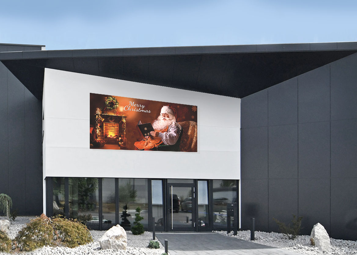 Außenbanner an Fassade befestigt