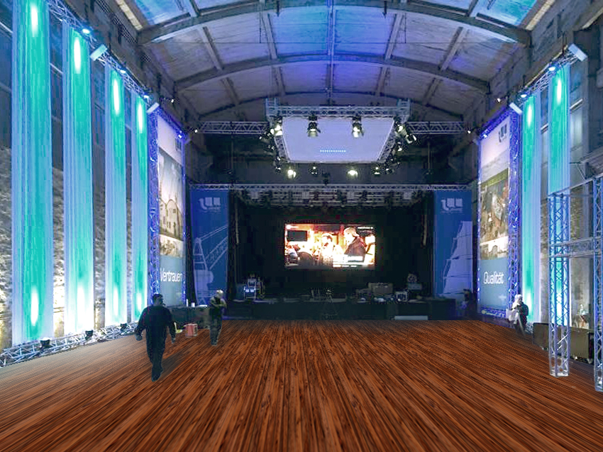 Große Eventhalle mit Bühne, LED-Wand, Lichttechnik und elegantem Holzoptik-Bodenbelag für Veranstaltungen und Messen