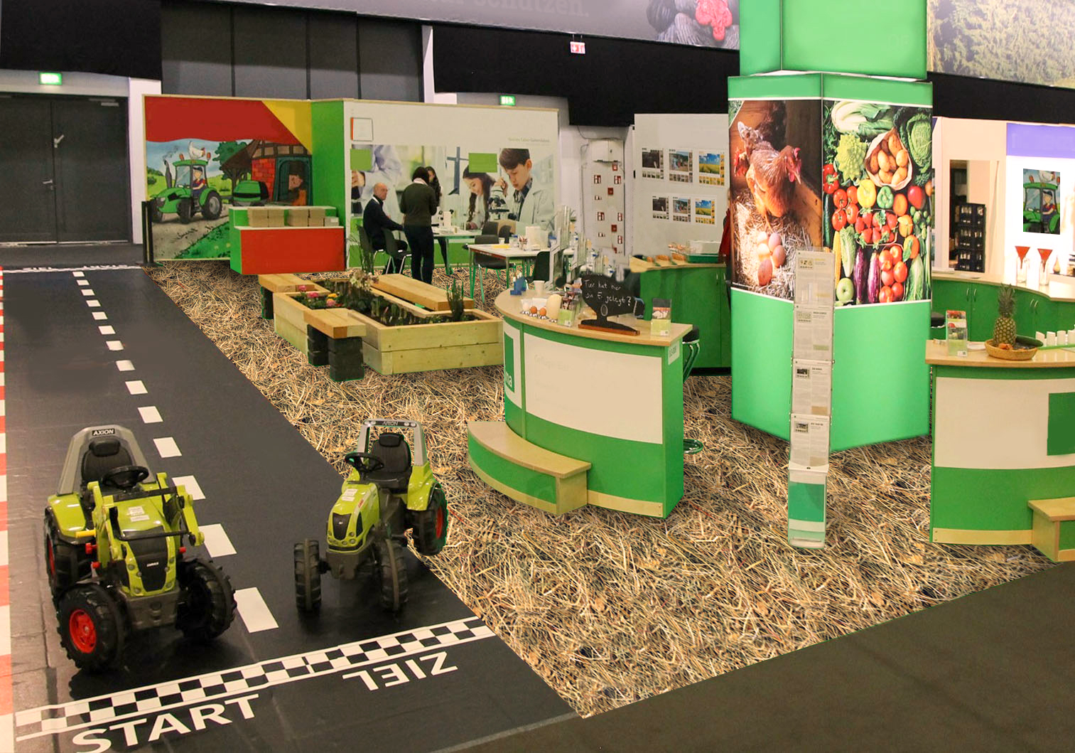 Bauernhof-inspirierter Messestand mit Strohboden, grünen Infotheken, Traktor-Spielzeugen, Gemüse- und Tiermotiven sowie Produktpräsentation