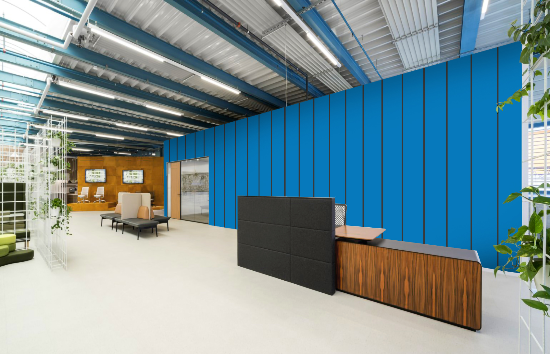 Moderne Büro-Lounge mit blauen Akustik-Wandpaneelen, Empfangstresen, Sitzmöbeln und Pflanzen als stilvolle Lösung für Schallschutz und Raumgestaltung