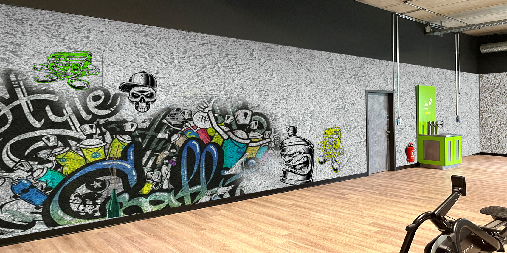 Dynamisches Fitnessstudio mit Akustikvlies-Wand in Graffiti-Art und Beton-Optik