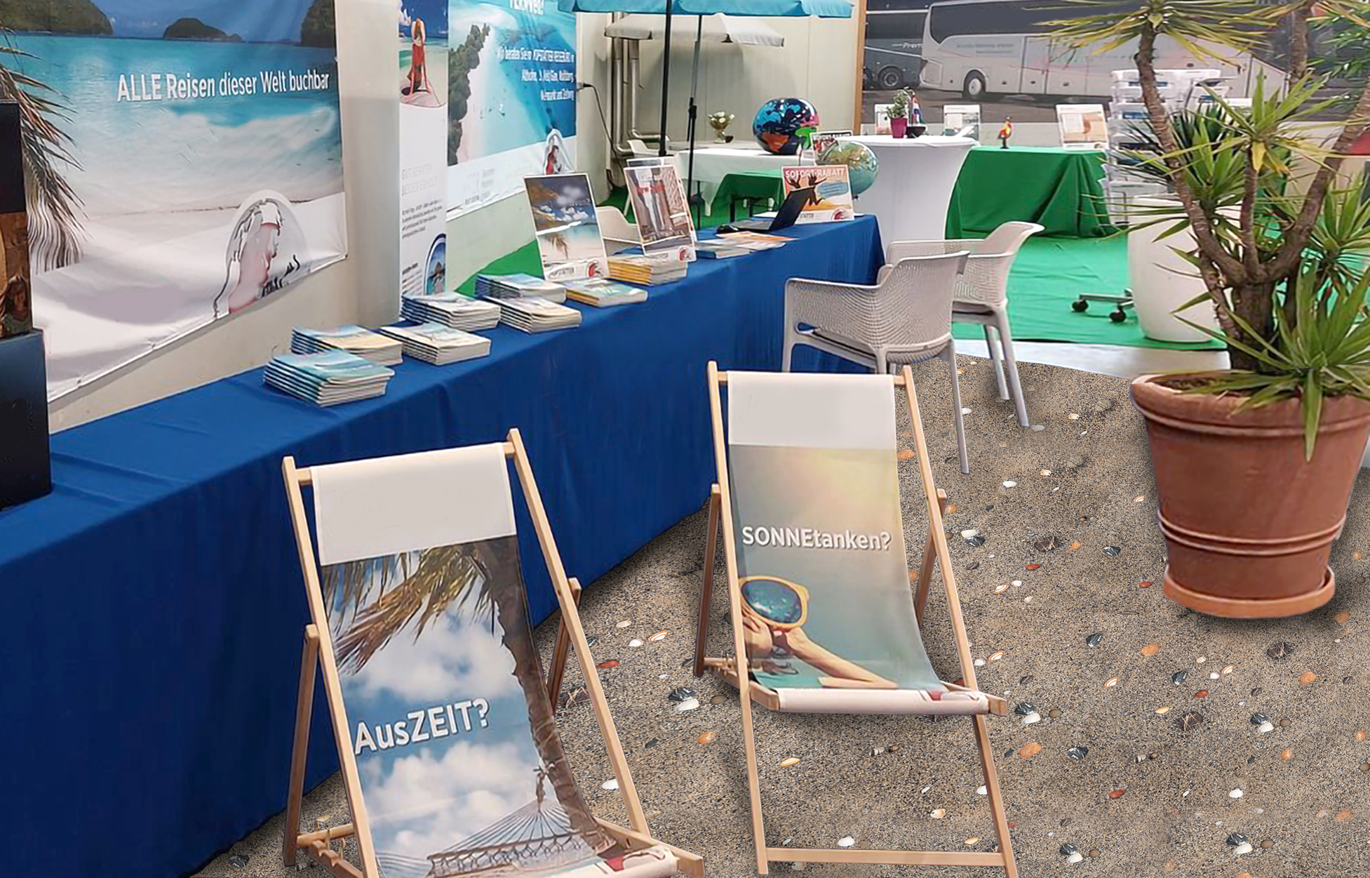 Reisebüro-Messestand mit Strandmotiven, Prospekten und Liegestühlen als Beratungspunkt für buchbare Urlaubsreisen weltweit