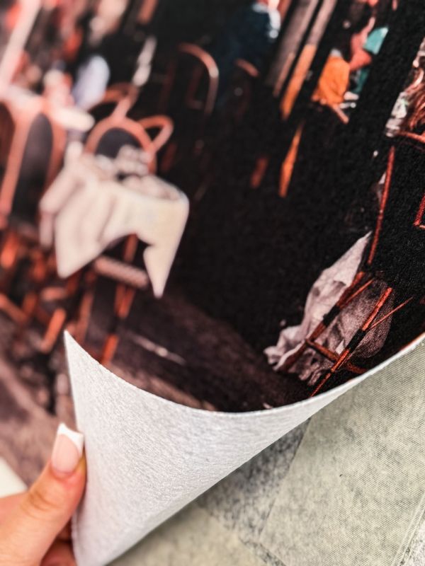 Nahaufnahme der Mooswand von Wand + Boden Druck: flexibler, digital bedruckter Wand- und Bodenbelag aus robustem Polyester, Ecke des Materials wird zum Verlegen angehoben