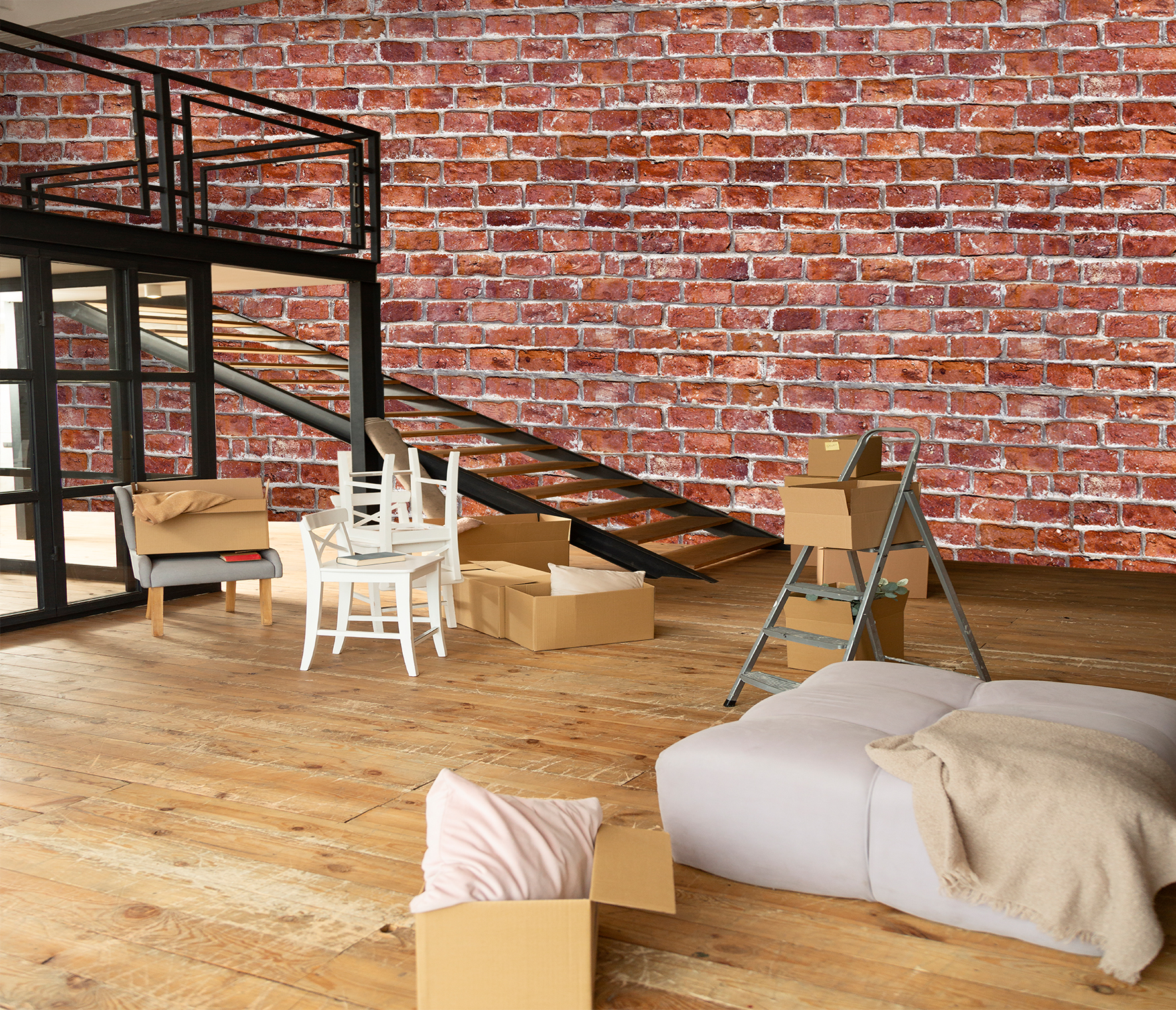 Rote Backstein-Tapete als Akzentwand in einem Loft mit Umzugskartons, Treppe und Holzboden