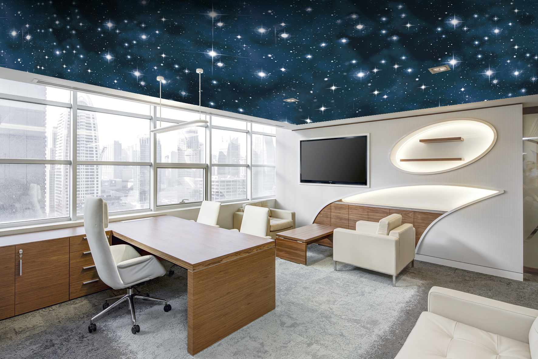 Modernes Büro mit bedruckter Spanndecke im Sternenhimmel-Design, großen Fenstern, Schreibtisch und Lounge-Bereich als stilvolle Deckengestaltung