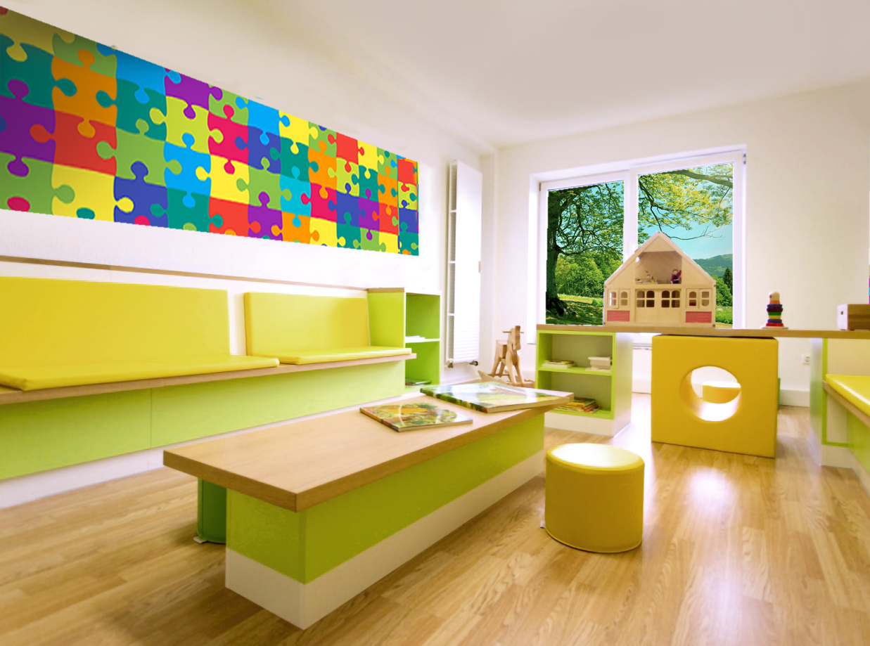 Heller Kinder-Spielraum mit farbenfrohem Puzzle-Wandbild, grünen und gelben Sitzmöbeln, Spieltisch, Bücherablage und großem Fenster.