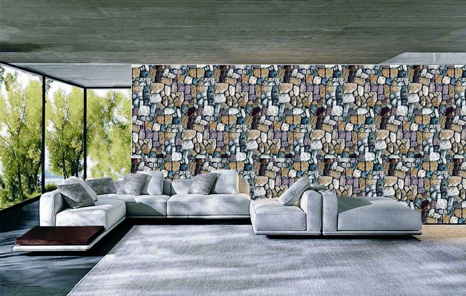 Moderne Steinoptik-Tapete als Akzentwand hinter heller Wohnlandschaft in einem lichtdurchfluteten Wohnzimmer