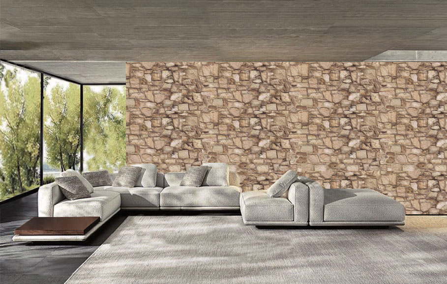 Moderne Wohnzimmereinrichtung mit grauem Sofa vor einer naturgetreuen Steinoptik-Tapete als dekorative Akzentwand