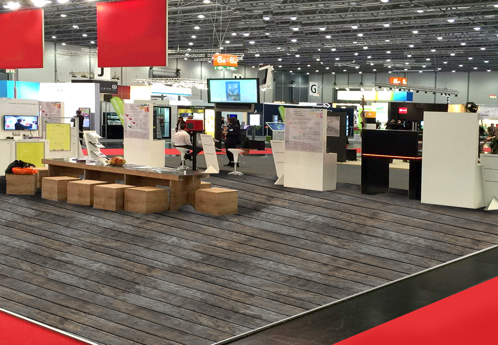 Großer Messestand mit grauem Vinylboden in Holzoptik, Präsentationsmöbeln und Infowänden als Bodenbelag-Lösung für Messebau und Events