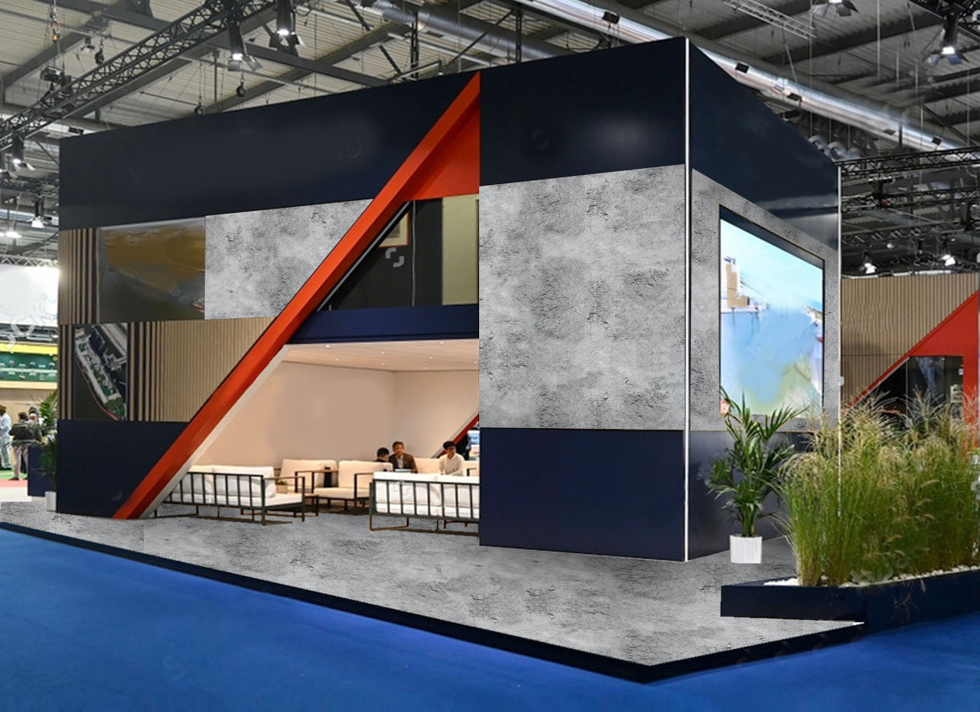 Moderner Messestand mit Betonoptik-Wänden, dunkelblauen Flächen, rotem Designelement, Lounge-Bereich und Pflanzen auf einer Messe