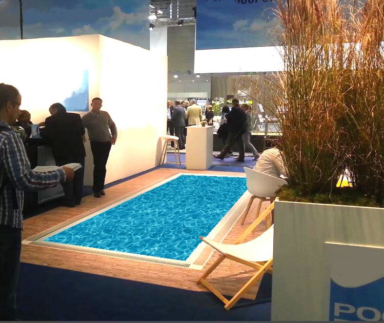 Rechteckiger Pool auf Messestand mit blauem Wasser, Holzterrasse, Liegestuhl und Pflanzen – Inspiration für moderne Poolgestaltung im Garten